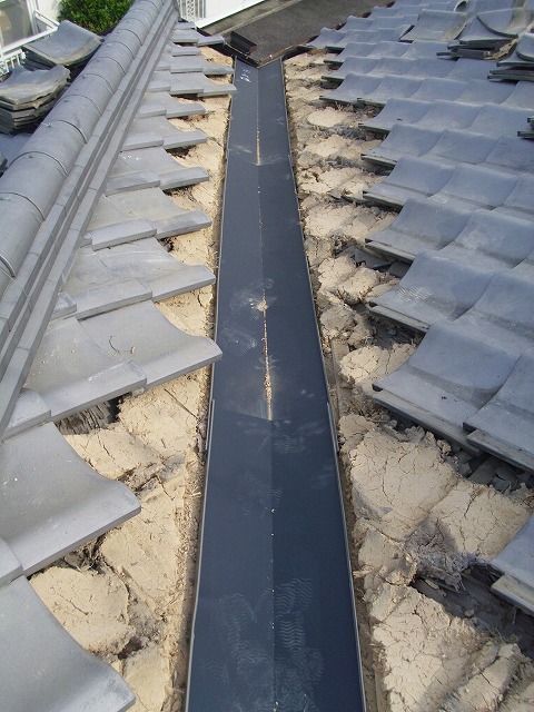 新しい谷板金の取り付け